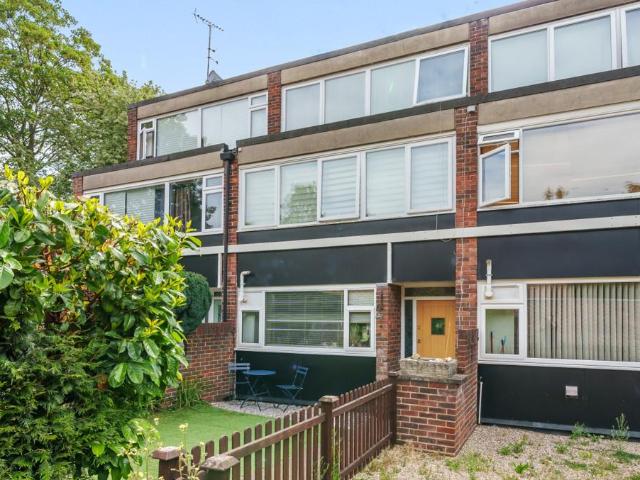 3 bedroom maisonette for sale