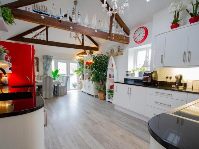 3 bedroom maisonette for sale