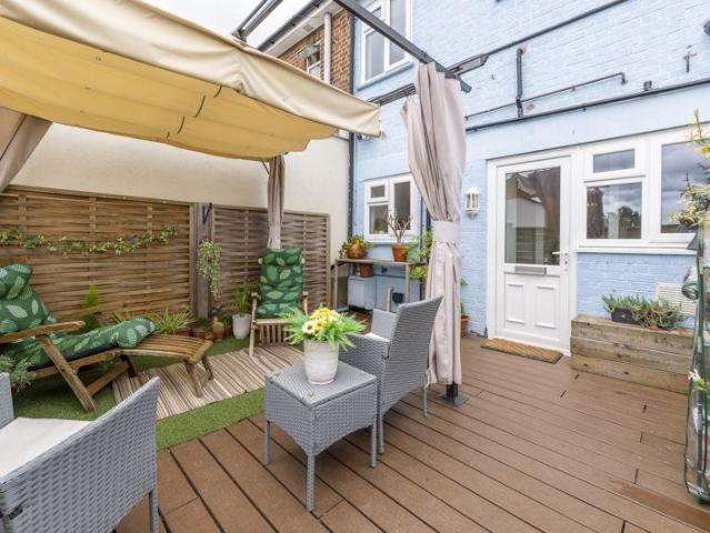 3 bedroom maisonette for sale