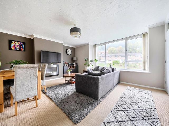 3 bedroom maisonette for sale