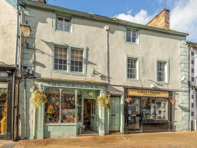 3 bedroom maisonette for sale
