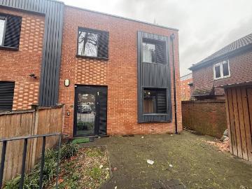 3 bedroom maisonette for sale