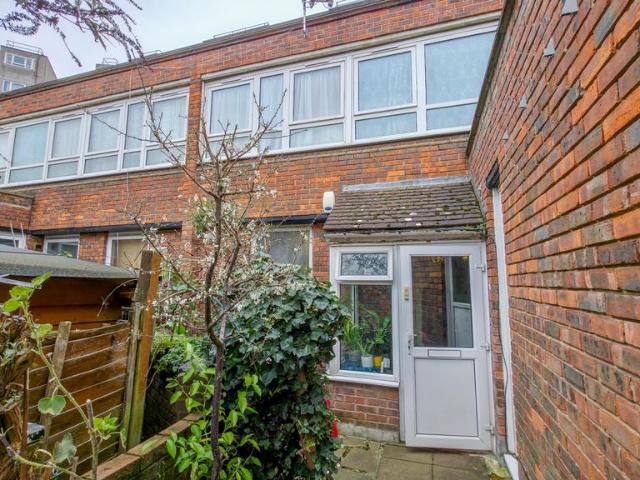 3 bedroom maisonette for sale