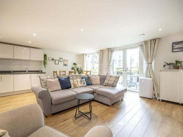 3 bedroom maisonette for sale