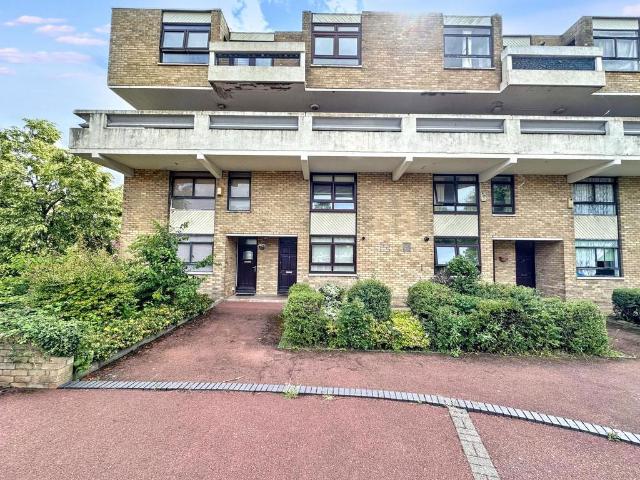 3 bedroom maisonette for sale