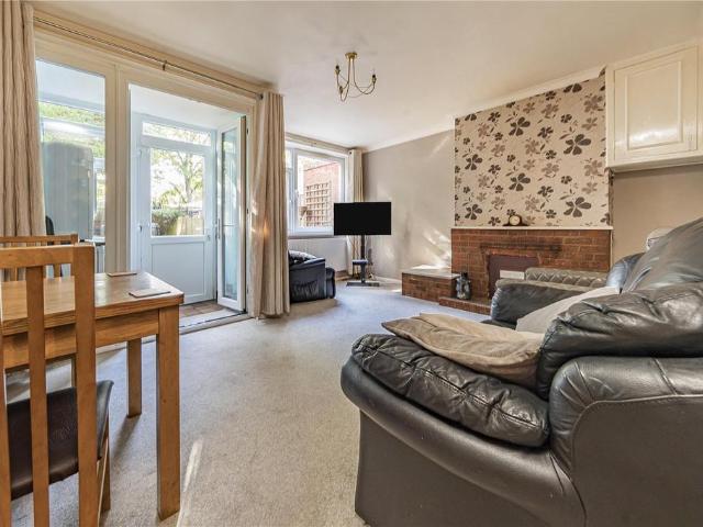 3 bedroom maisonette for sale