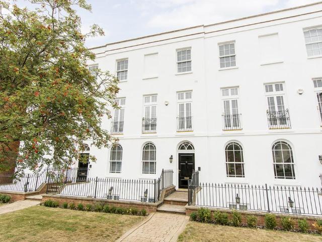 3 bedroom maisonette for sale