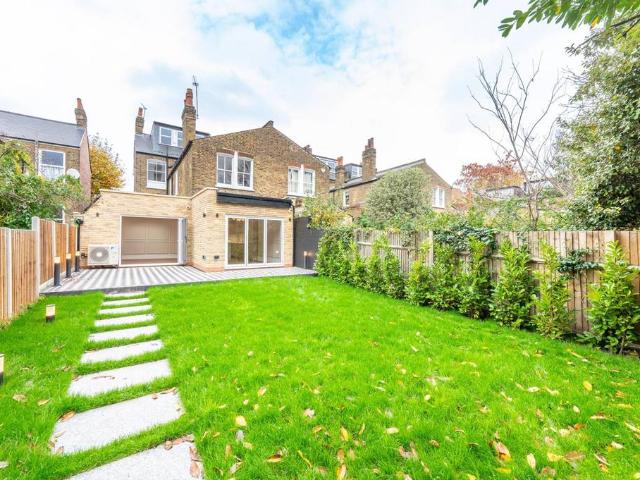 3 bedroom maisonette for sale
