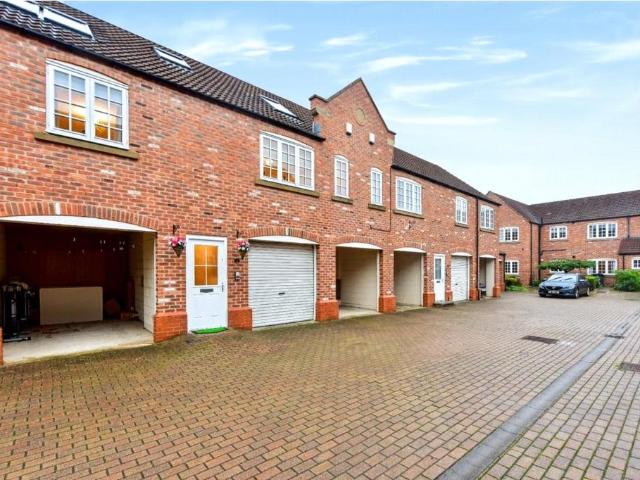 3 bedroom maisonette for sale