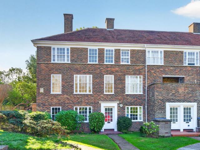 3 bedroom maisonette for sale