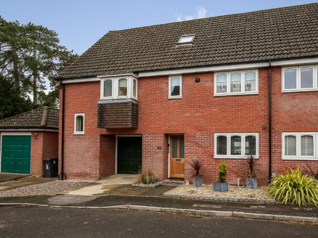 3 bedroom maisonette for sale