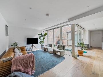 3 bedroom maisonette for sale