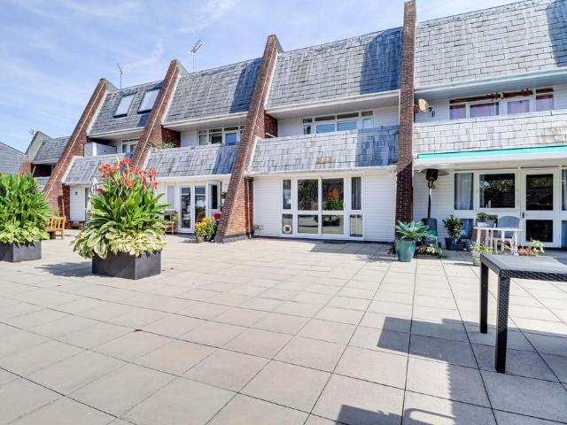3 bedroom maisonette for sale