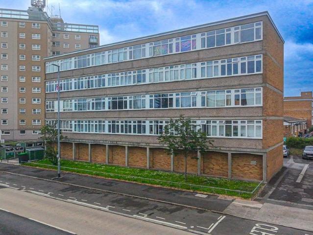 3 bedroom maisonette for sale