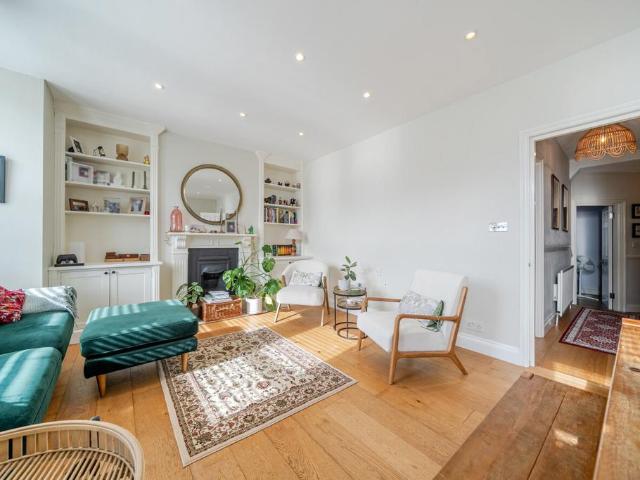 3 bedroom maisonette for sale