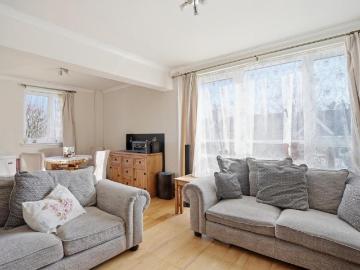 3 bedroom maisonette for sale