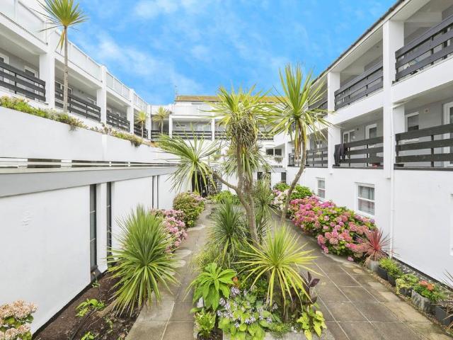 3 bedroom maisonette for sale
