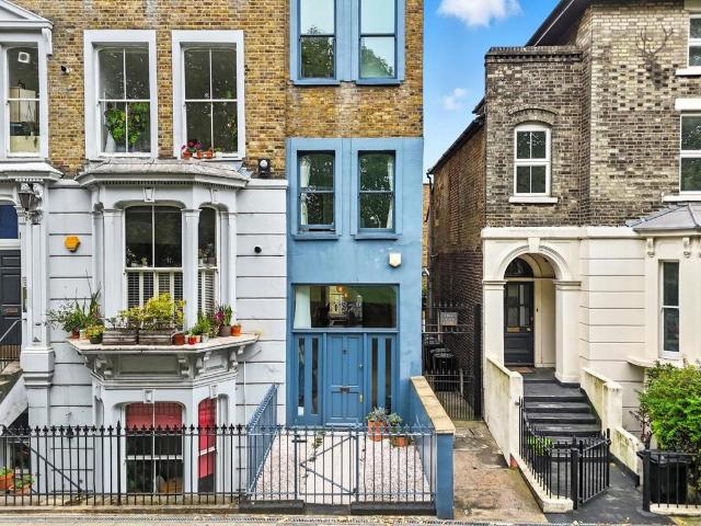 3 bedroom flat for sale