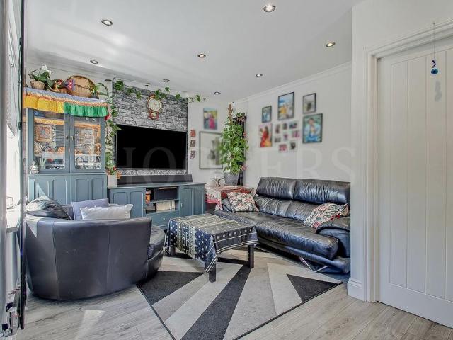 3 bedroom maisonette for sale