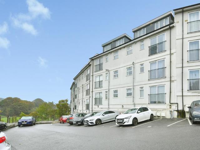 3 bedroom maisonette for sale