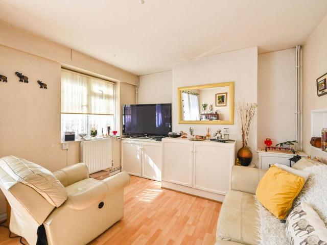 3 bedroom maisonette for sale