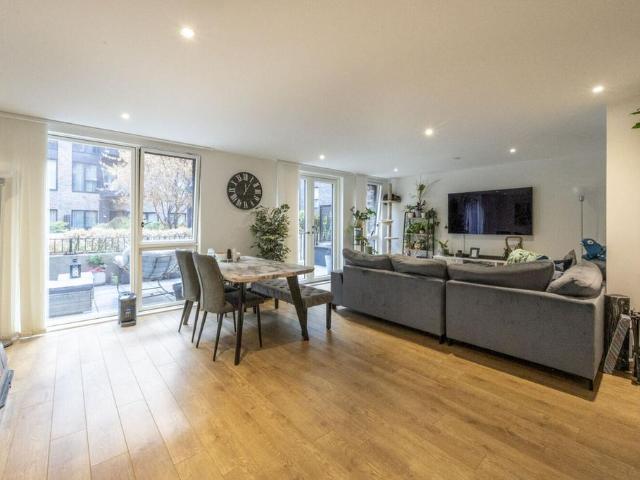 3 bedroom maisonette for sale