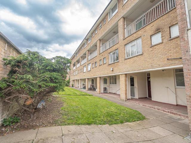 3 bedroom maisonette for sale