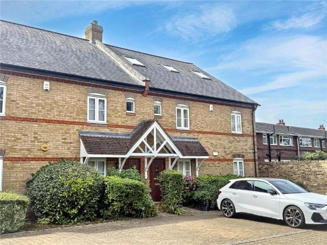 3 bedroom maisonette for sale