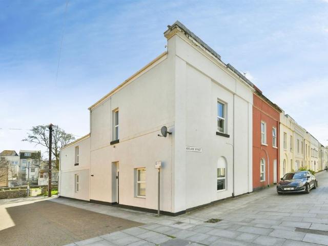 3 bedroom maisonette for sale