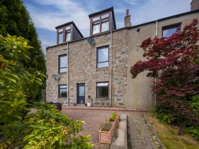 3 bedroom maisonette for sale
