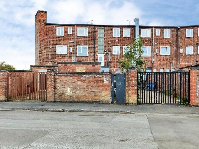 3 bedroom maisonette for sale