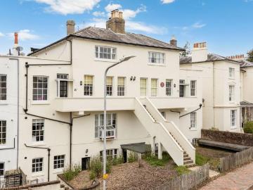 3 bedroom maisonette for sale