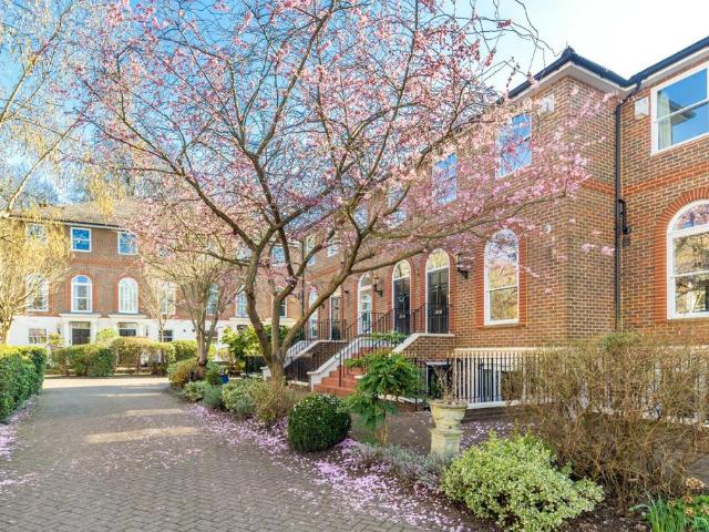3 bedroom maisonette for sale