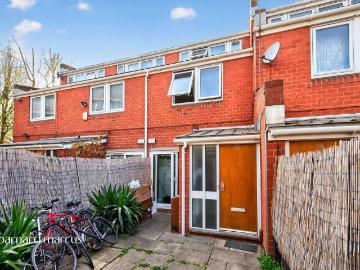 3 bedroom maisonette for sale