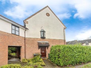 3 bedroom maisonette for sale