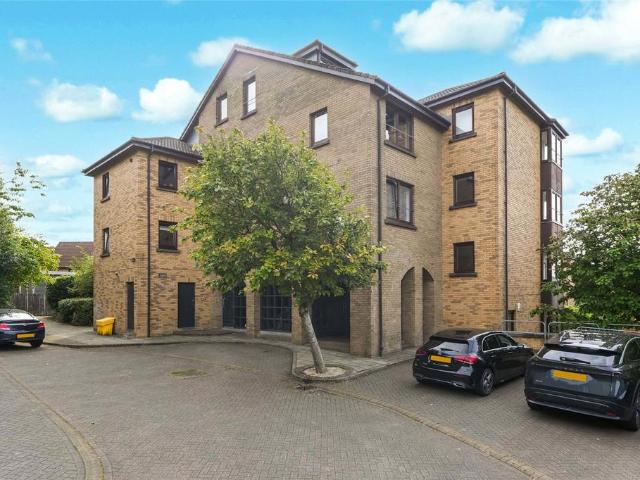 3 bedroom maisonette for sale