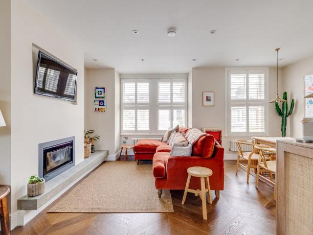 3 bedroom maisonette for sale