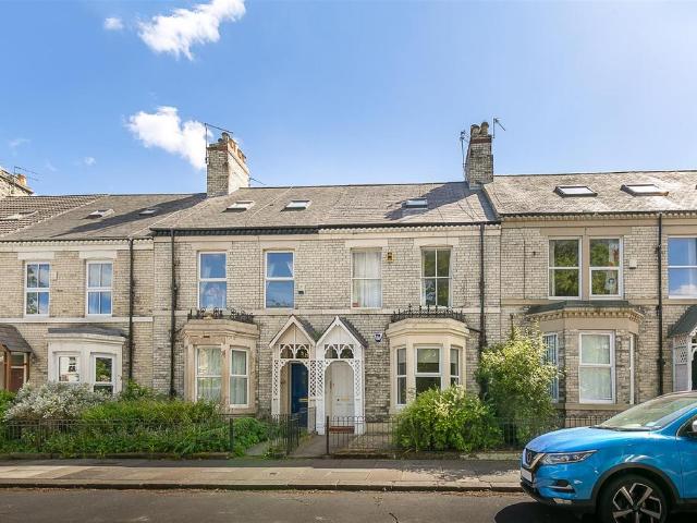 3 bedroom maisonette for sale