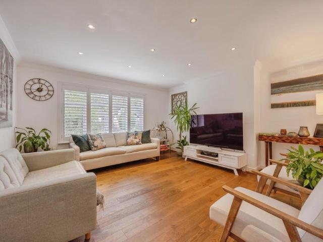 3 bedroom maisonette for sale