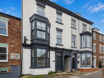 3 bedroom maisonette for sale