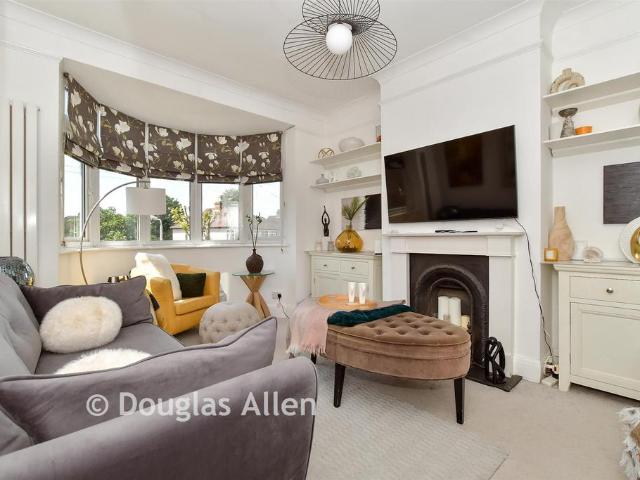 3 bedroom maisonette for sale