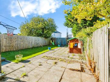 3 bedroom maisonette for sale