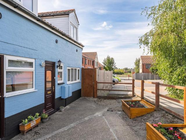 3 bedroom maisonette for sale