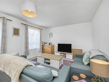 3 bedroom maisonette for sale