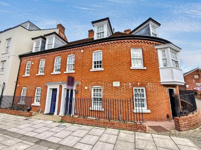 3 bedroom maisonette for sale