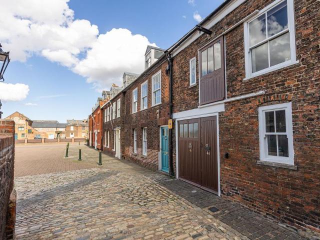 3 bedroom maisonette for sale