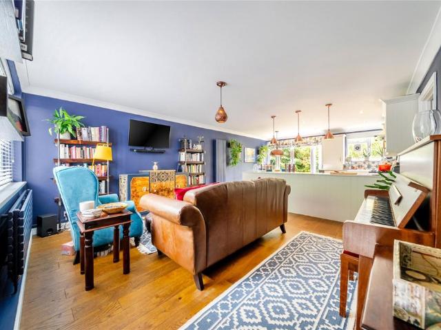 3 bedroom flat for sale