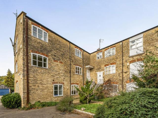 3 bedroom maisonette for sale
