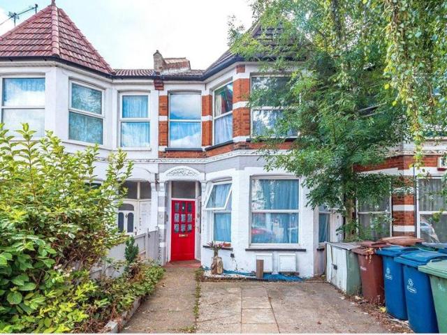 3 bedroom maisonette for sale
