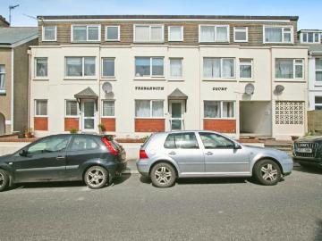 3 bedroom maisonette for sale